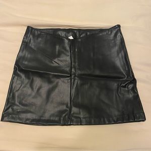 H&M V line waist leather mini skirt